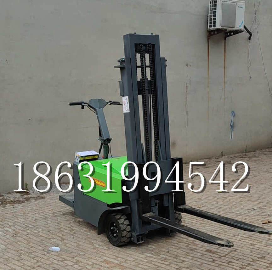 拜泉县优程全电动叉车插腿式堆高车液压装卸车1.5吨升高小型站驾式铲车